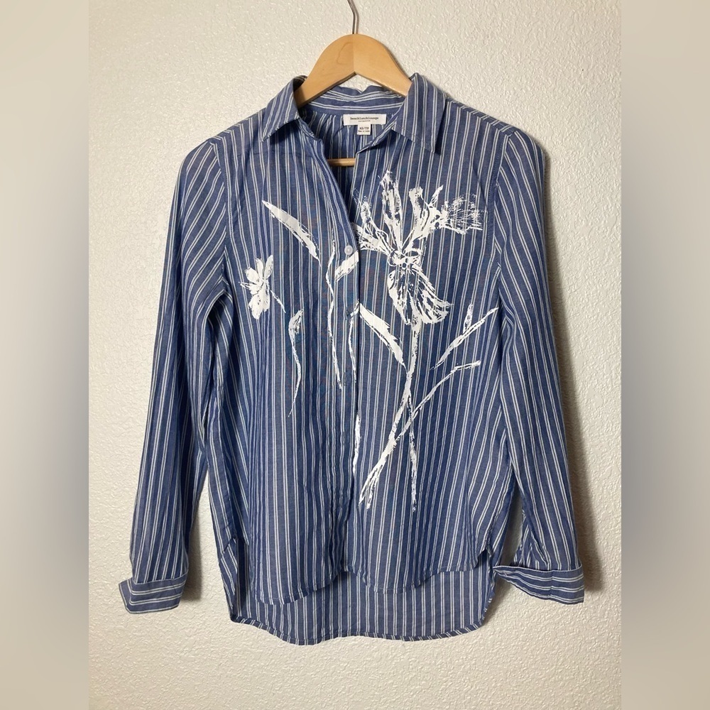 Beachlunchlounge blue pinstripe button down shirt size XS white flower print